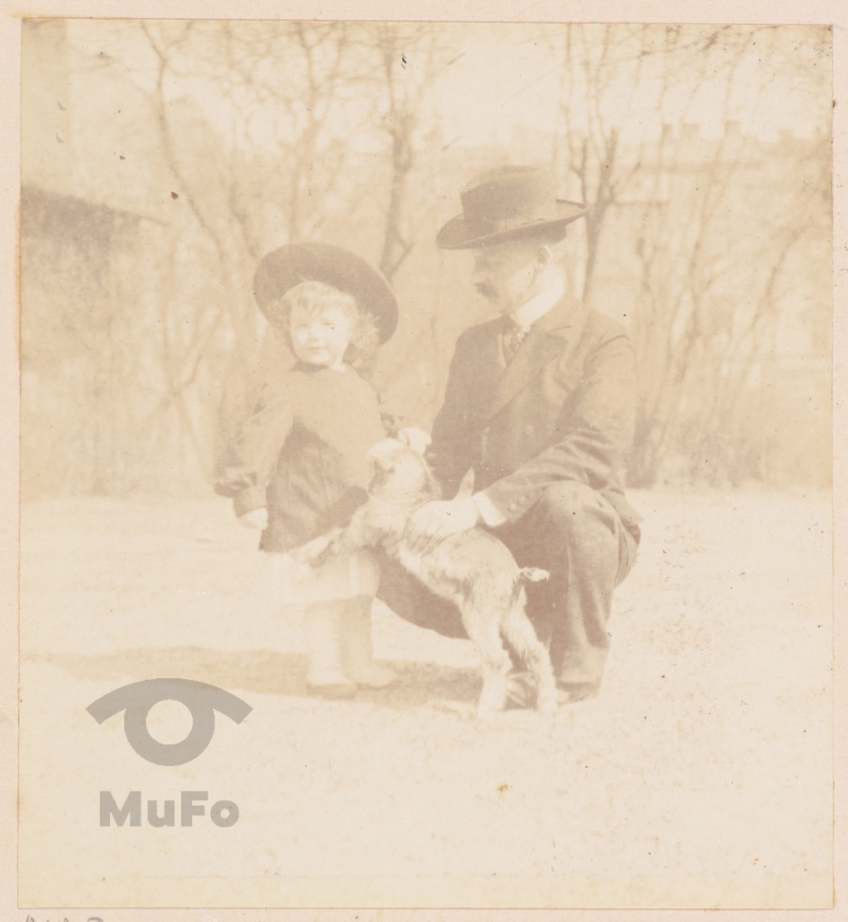 Mężczyzna bawiący się z dzieckiem na podwórku.