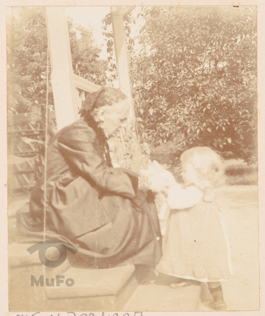 Portret na schodach. Starsza kobieta z dzieckiem