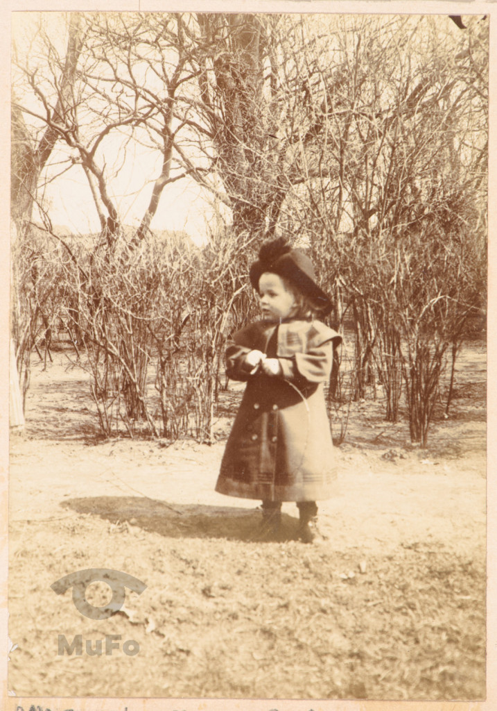 Dziecko, portret w parku.