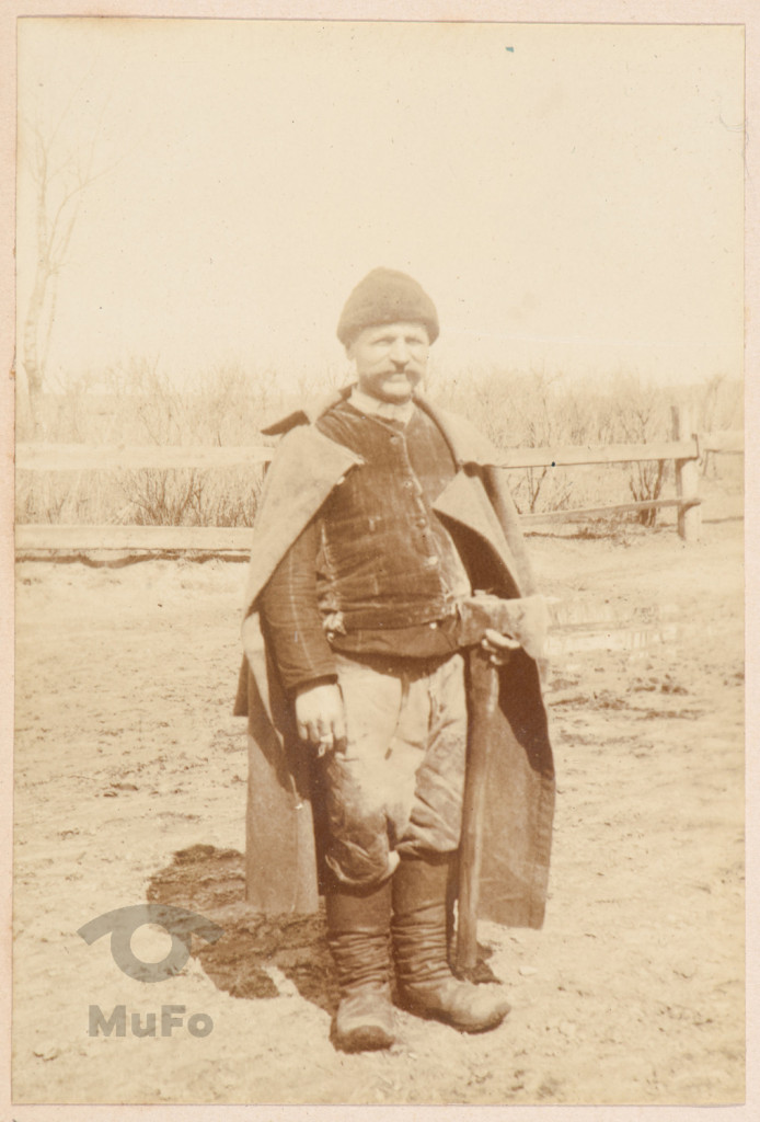 Mężczyzna z toporem. portret.