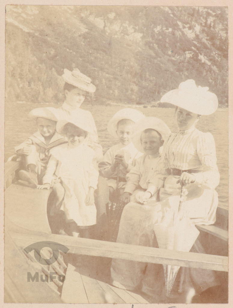 Kobiety i dzieci, portret na łodzi