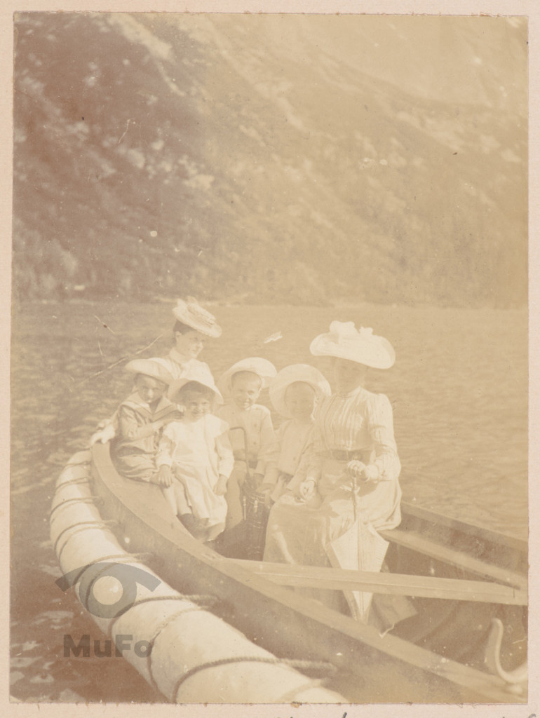 Kobiety i dzieci, portret na łodzi