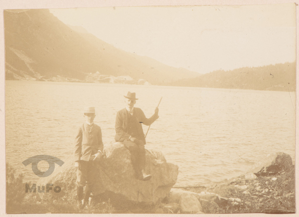 Mężczyzna i chłopiec, portret na głazie nad Morskim Okiem.