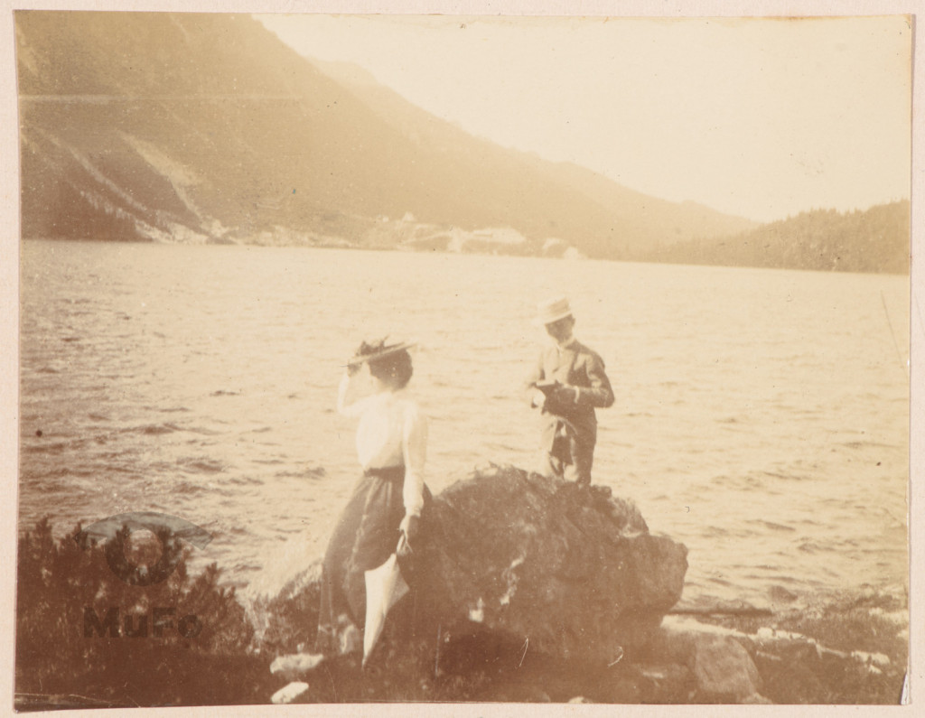 Kobieta i chłopiec, portret przy głazie nad Morskim Okiem.