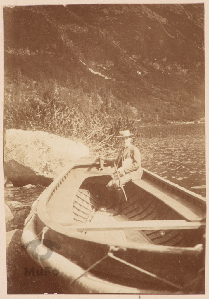 Chłopiec w drewnianej łodzi.