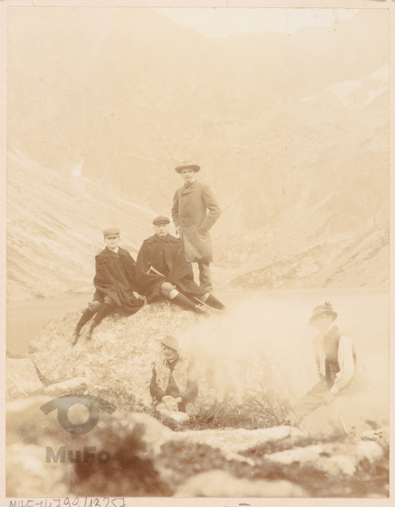 Wypoczynek turystów nad jeziorem. Tatry