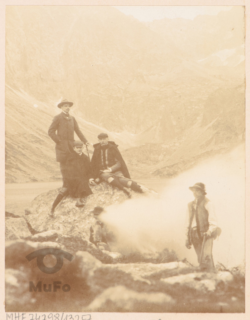 Wypoczynek turystów nad jeziorem. Tatry