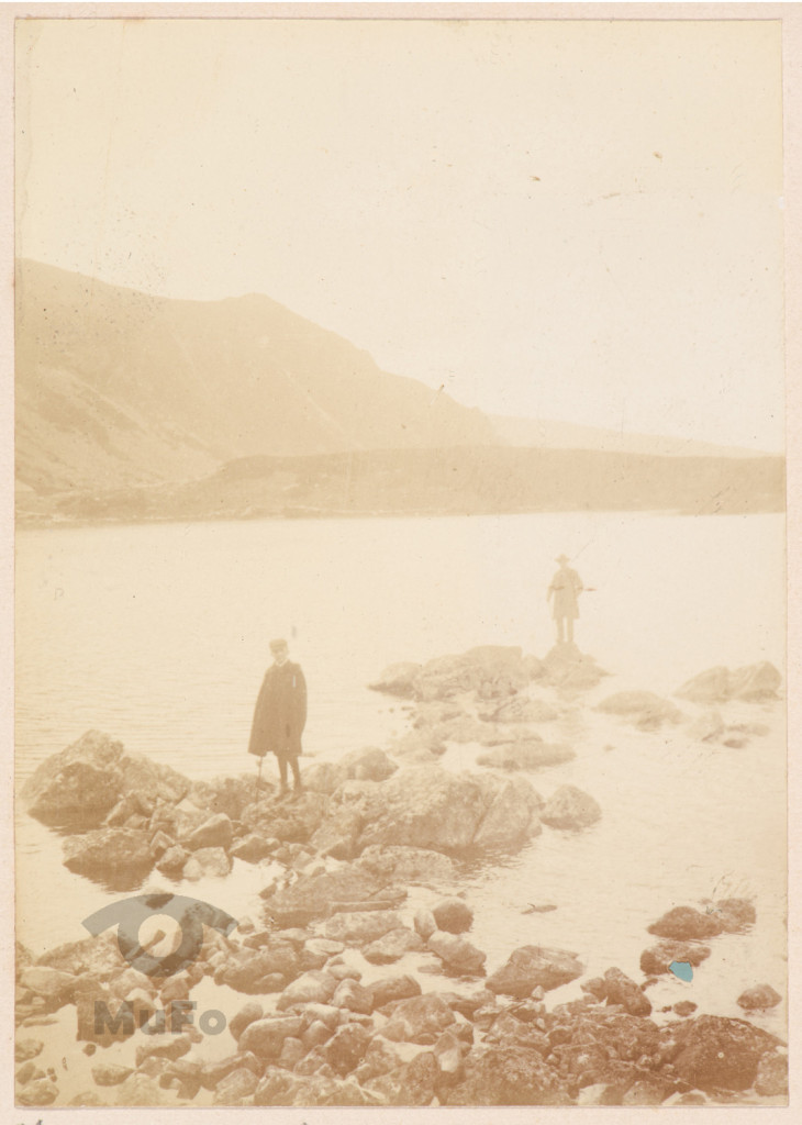 Wypoczynek turystów nad jeziorem. Tatry