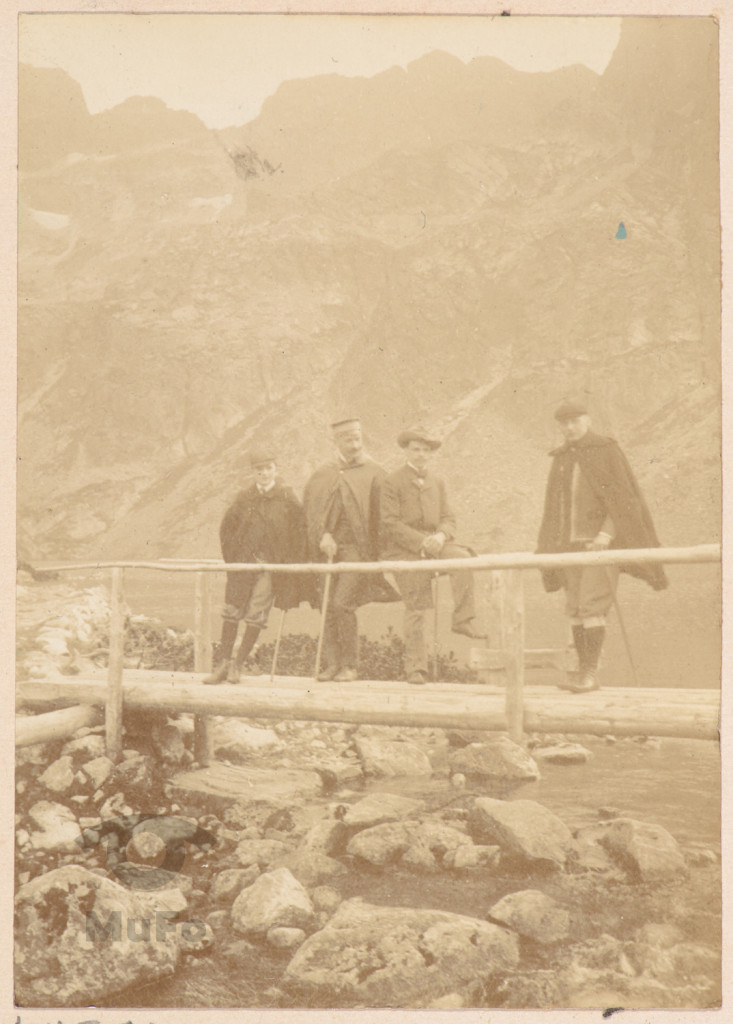 Turyści na drewnianym moście, Tatry