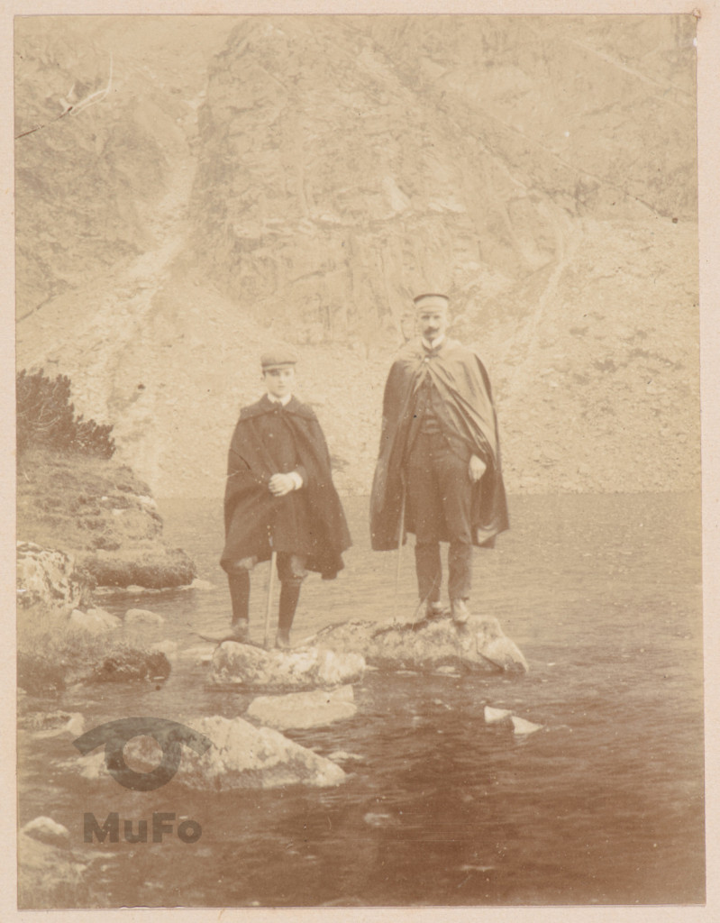 Turyści nad górskim jeziorem, Tatry