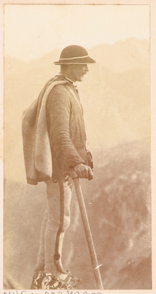 Góral na tle panoramy Tatr