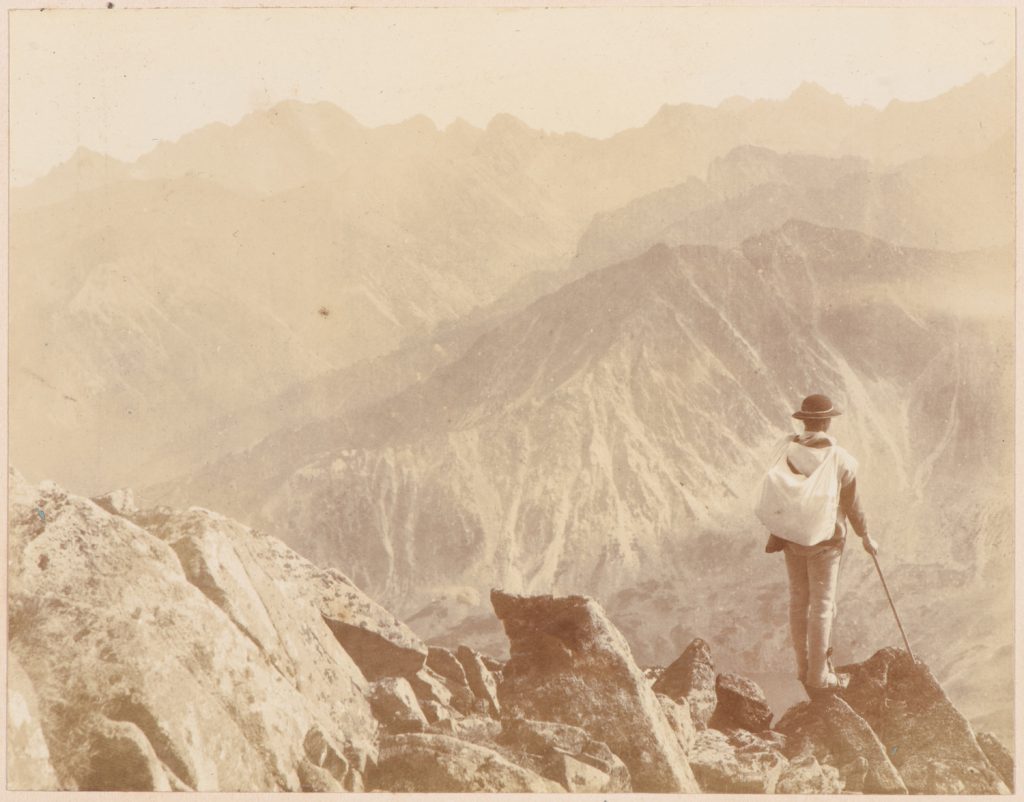 Góral na tle panoramy Tatr Wysokich