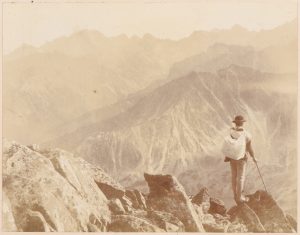 Góral na tle panoramy Tatr Wysokich