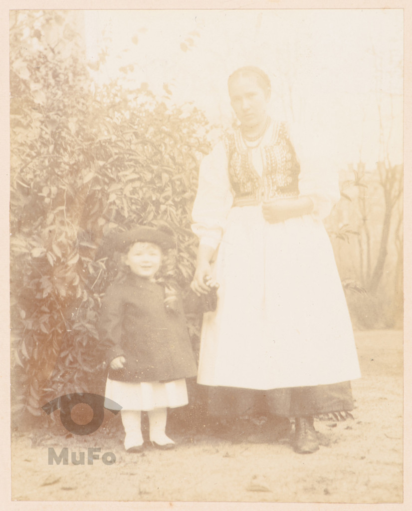 Kobieta z dzieckiem. Portret.