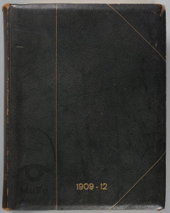 album zawierający 124 fotografie