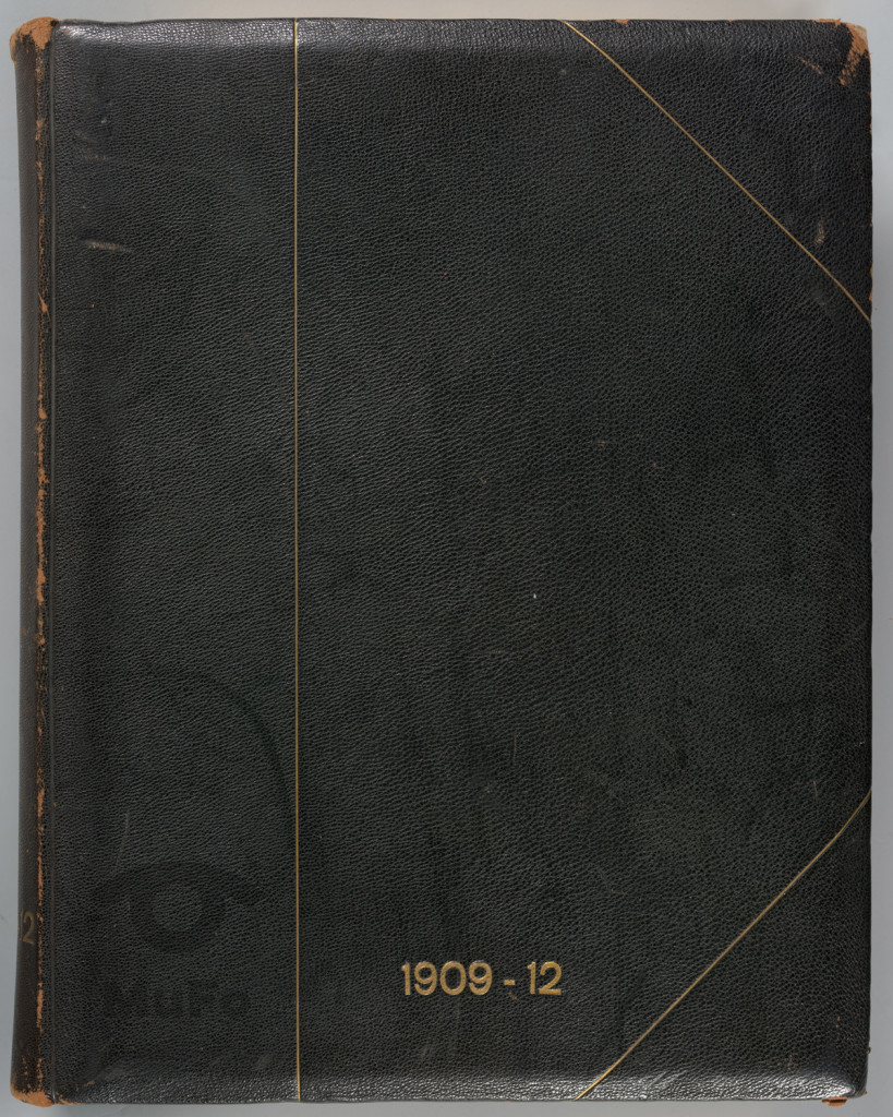 album zawierający 124 fotografie