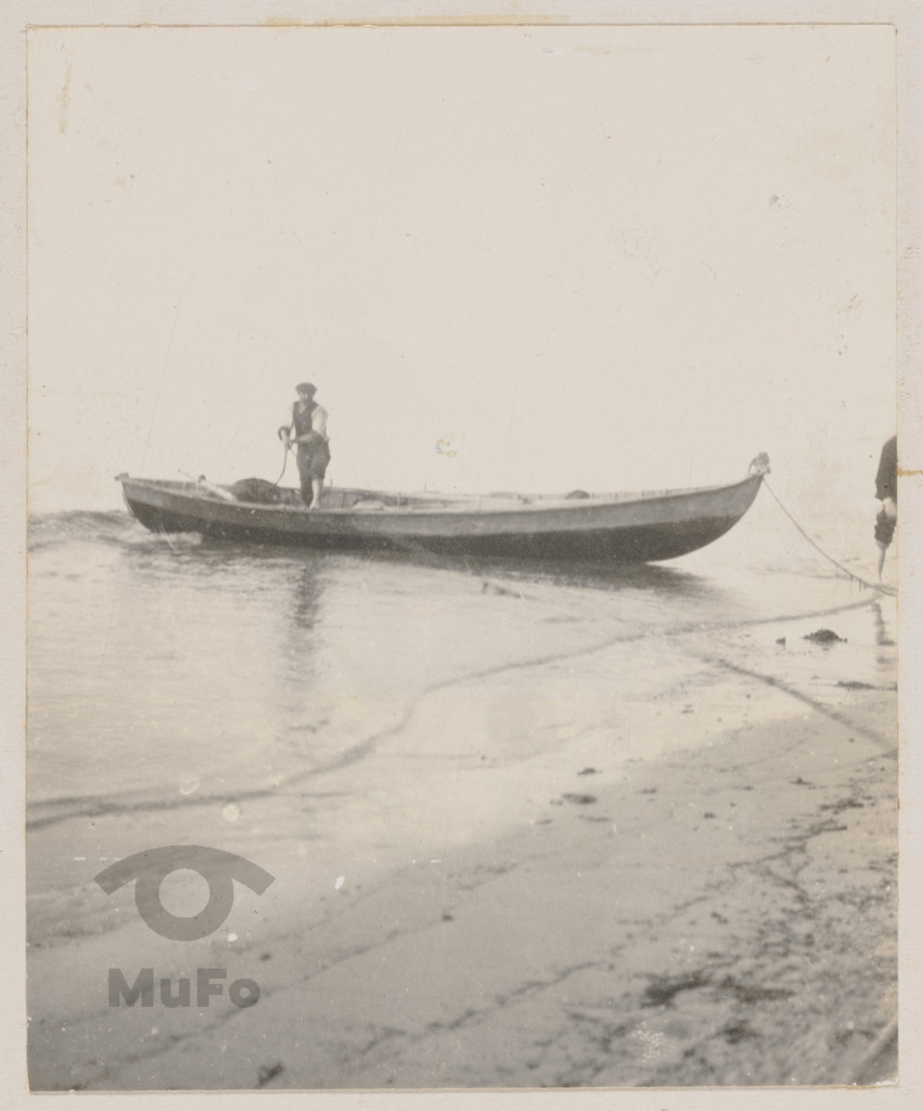 Rybak w łodzi.