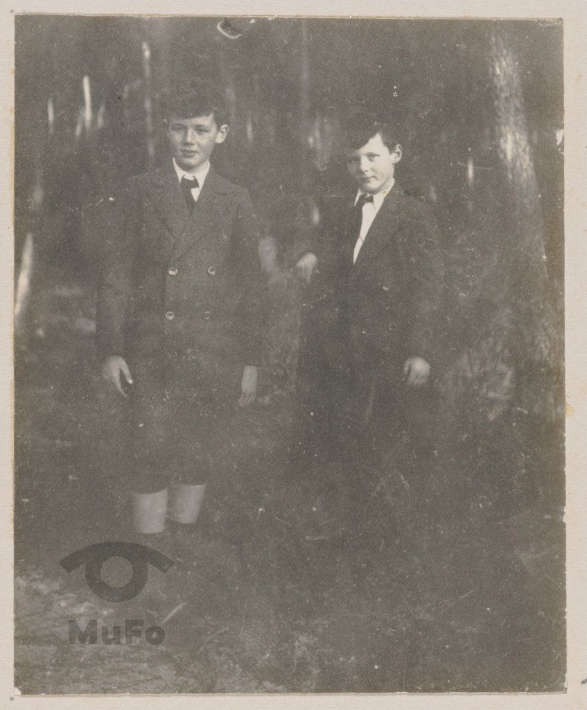 Dwaj  chłopcy, portret.