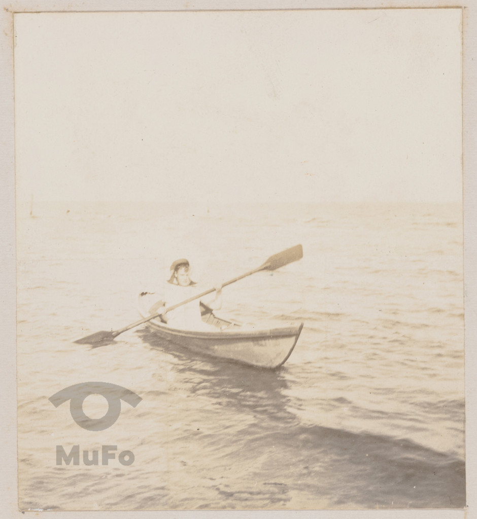 Mały chłopiec w łódce, portret.