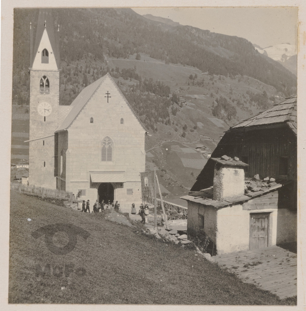 Jasnootynkowany budynek kościoła, fragment plebanii (?).