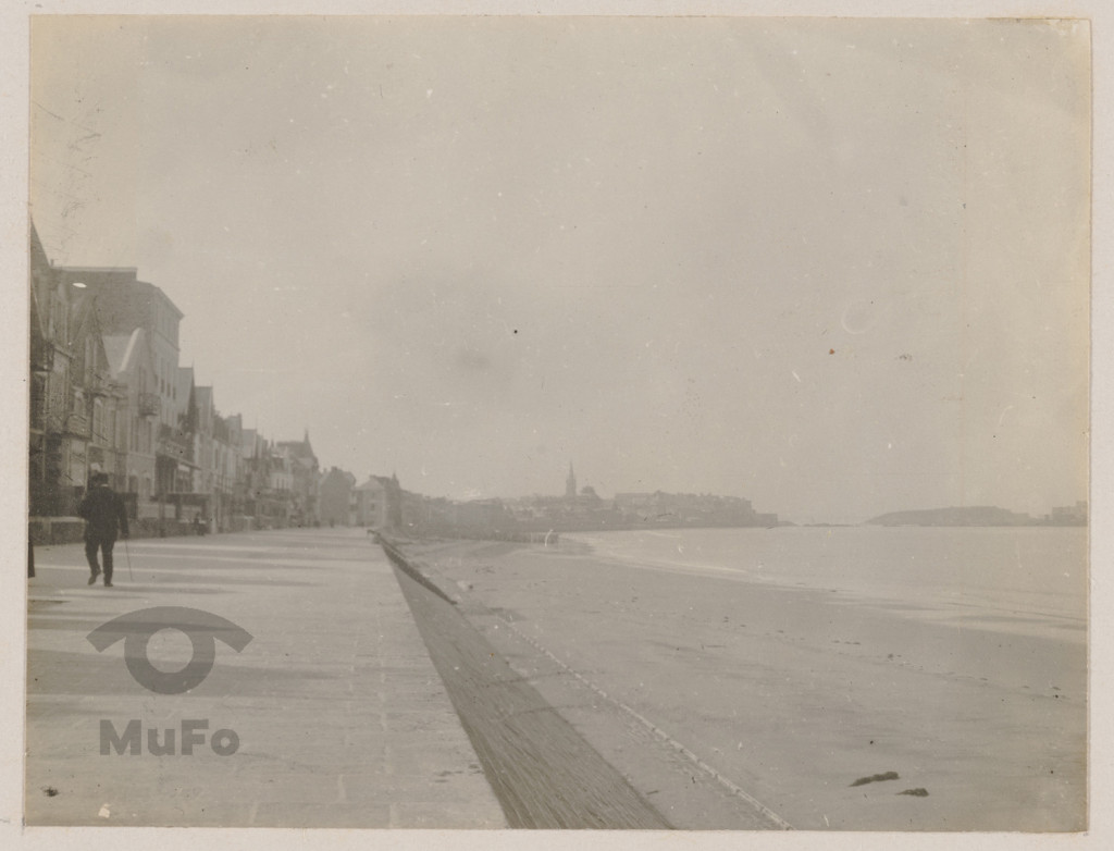 Promenada nad brzegiem morza.