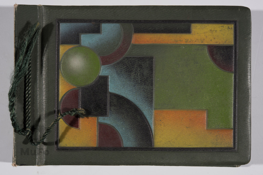 album, 82 fot. poz., prace w gospodarstwie rolnym, geodezyjne, budowa promu,  portrety pracowników, l. 30. XX w.