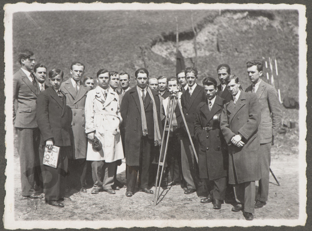 geodeci w terenie, portret