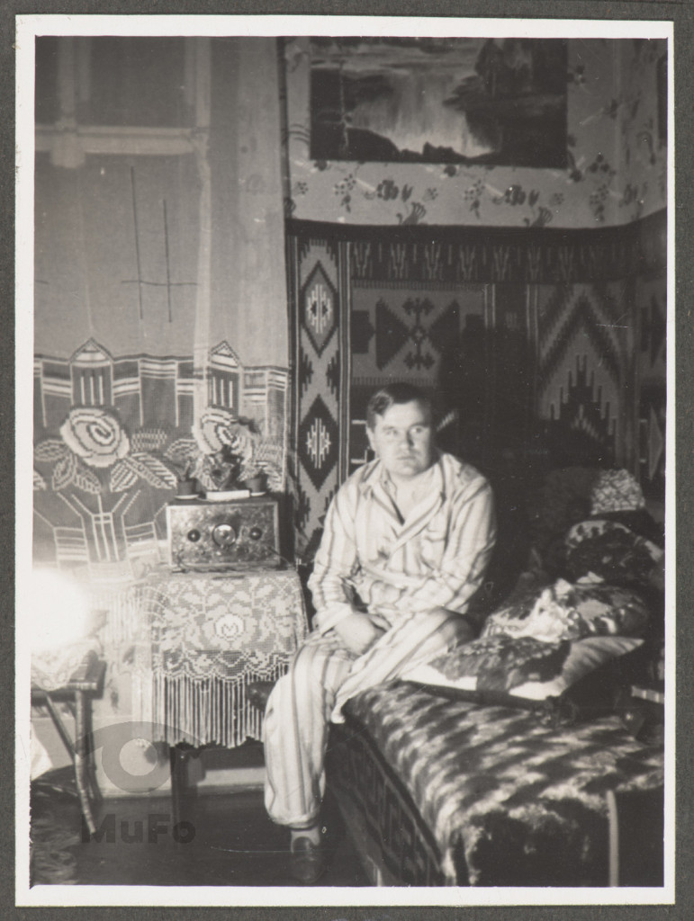 Adam Rudnicki w piżamie, portret