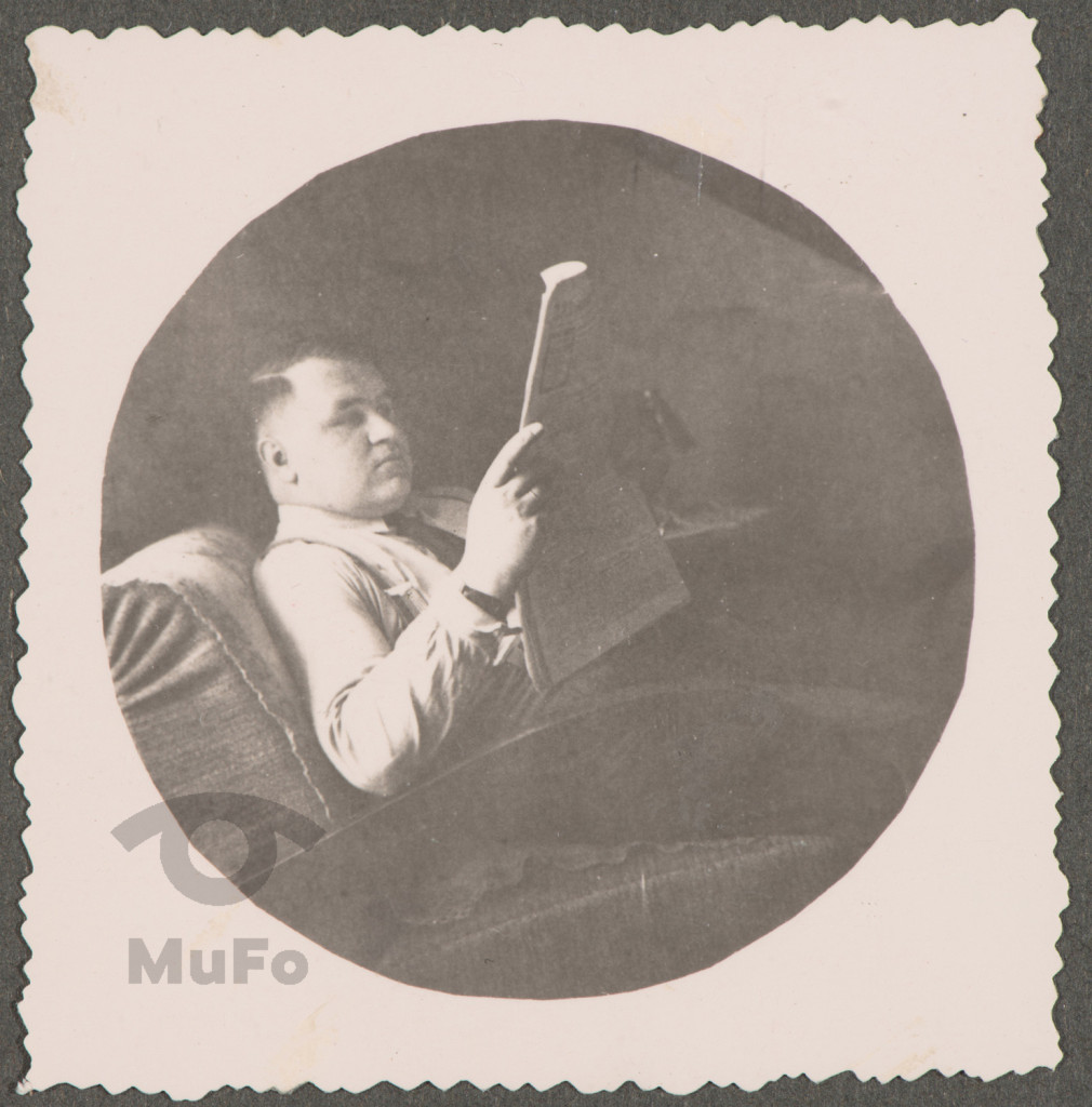 Adam Rudnicki na szezlongu, portret