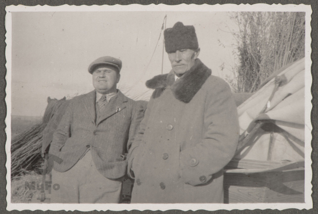 dwaj mężczyźni, portret na tle bryczki