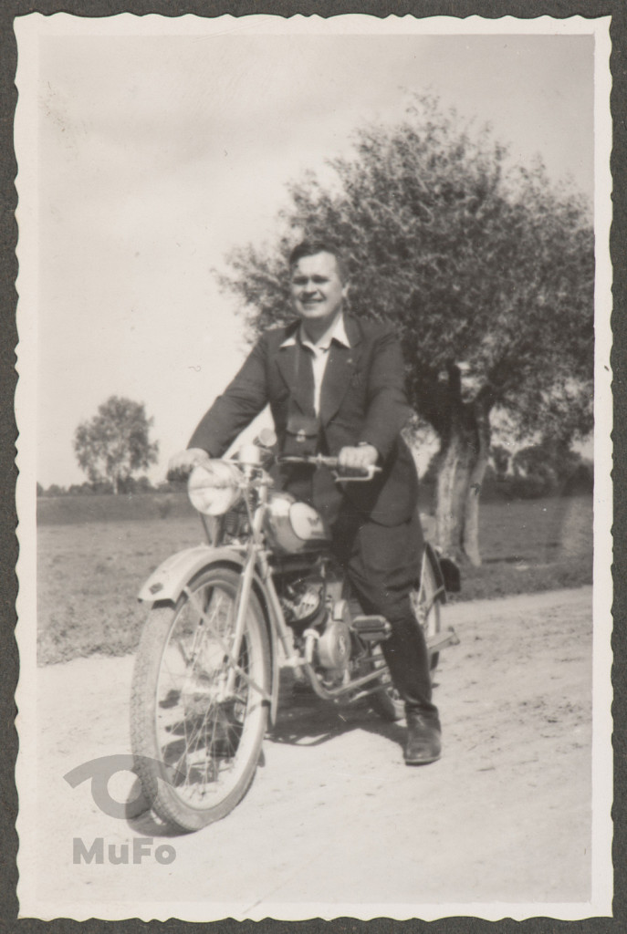 Adam Rudnicki na motorowerze, portret
