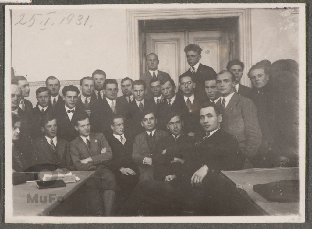 studenci i nauczyciel, portret we wnętrzu (sala wykładowa)