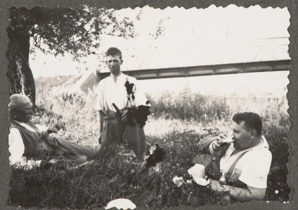 Adam Rudnicki i dwaj mężczyźni, portret w plenerze (piknik)
