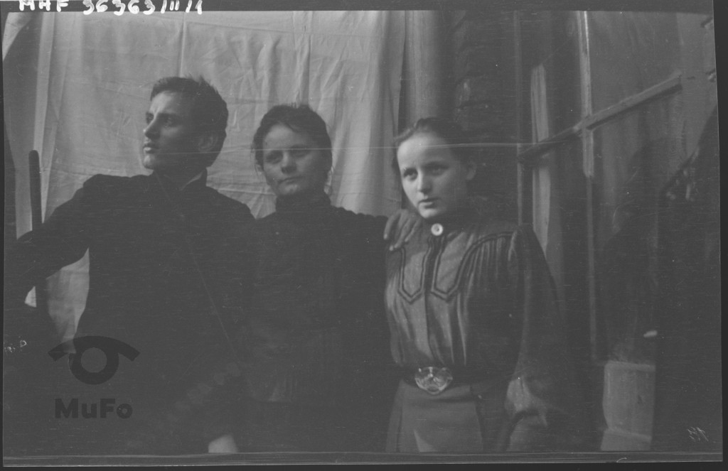 Emilia Francman z synem Tadeuszem i córką Janiną, portret