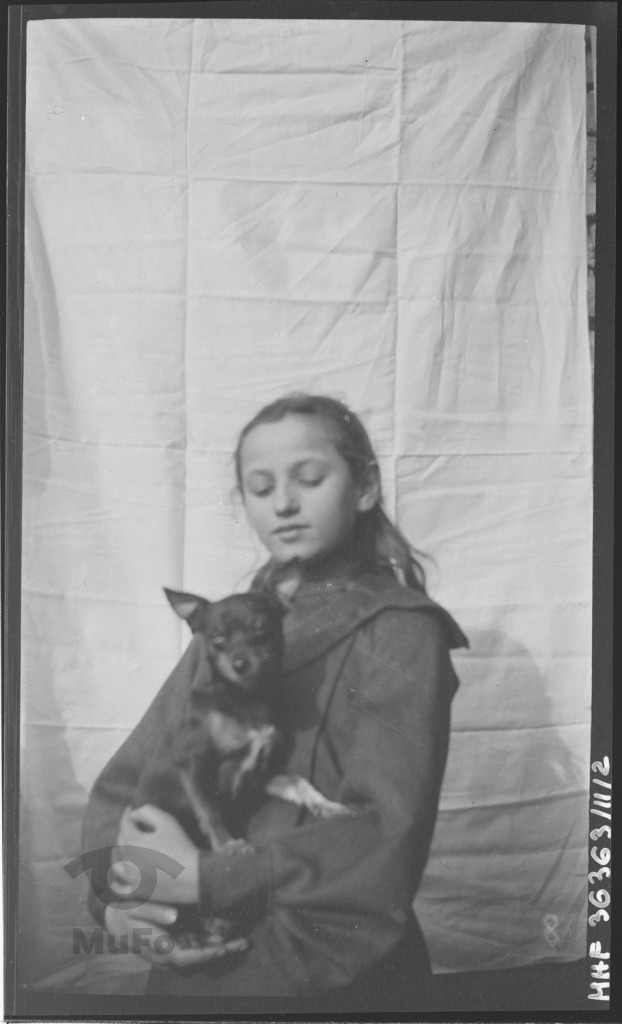 Zofia Francman z psem, portret