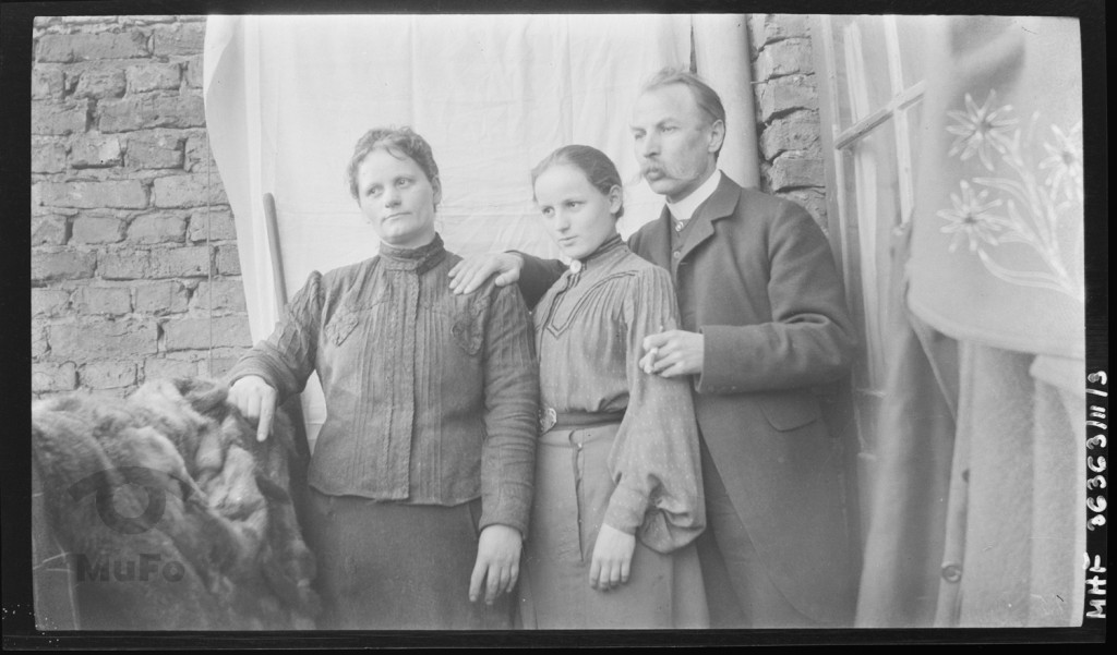 Zygmunt, Emilia i Janina Francman, rodzice z córką, portret