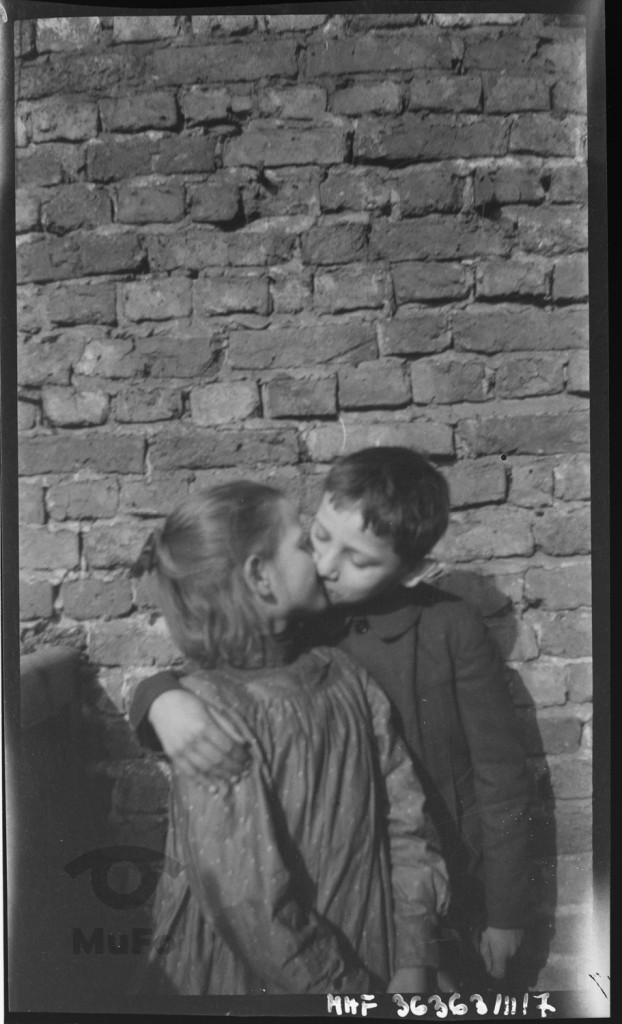 Feliks i Jadwiga Francman, dziewczynka i chłopiec całujący się, portret