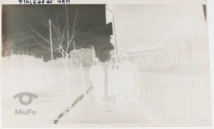 Trzej młodzi mężczyźni na ulicy, Czesiek, Bolek i Felek