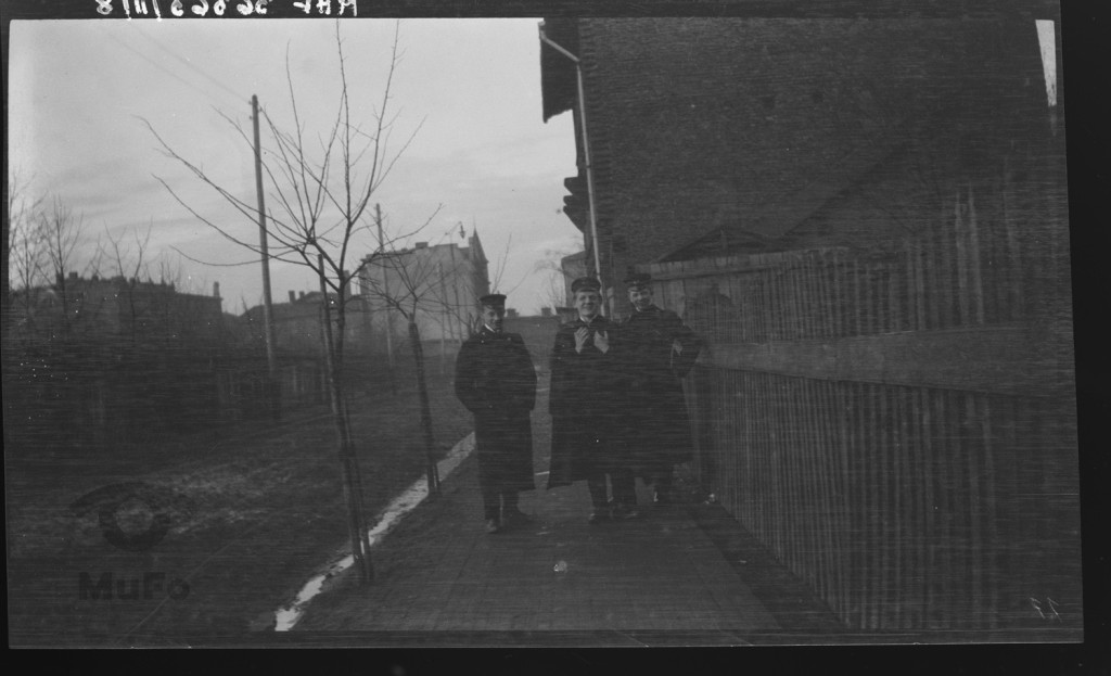 Trzej młodzi mężczyźni na ulicy, Czesiek, Bolek i Felek