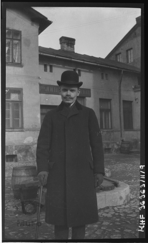 Pan Wieczorek, mężczyzna w meloniku, portret