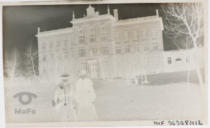 Dwie kobiety przed budynkiem Szkoły Realnej w Sosnowcu