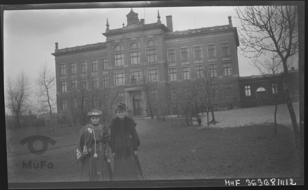 Dwie kobiety przed budynkiem Szkoły Realnej w Sosnowcu