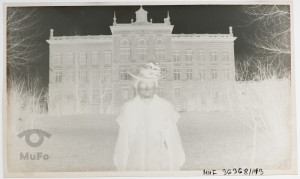 Kobieta przed budynkiem Szkoły Realnej w Sosnowcu