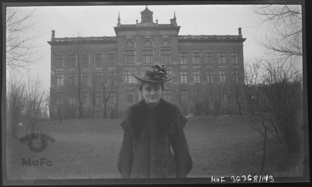 Kobieta przed budynkiem Szkoły Realnej w Sosnowcu