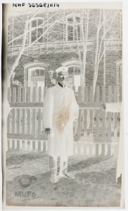 Mężczyzna przed ceglanym budynkiem