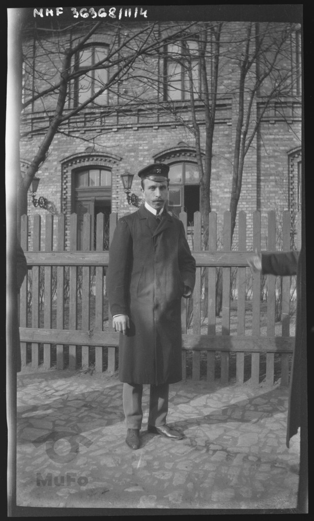 Mężczyzna przed ceglanym budynkiem