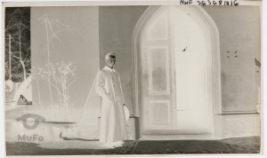 Ksiądz przed wejściem do kościoła Najświętszego Serca Pana Jezusa w Sosnowcu