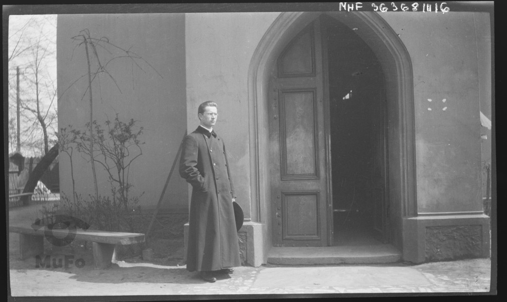 Ksiądz przed wejściem do kościoła Najświętszego Serca Pana Jezusa w Sosnowcu