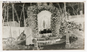 Ksiądz przed grotą z figurą Matki Boskiej