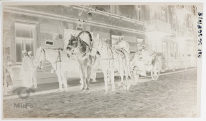 Trójkonna dorożka na ulicy Mikołajewskiej w Sosnowcu